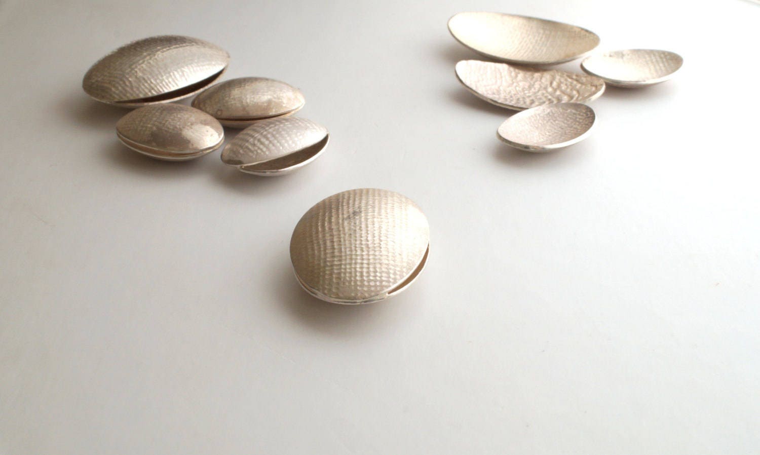 Oval domed silver shell pendant on choker - Image 4