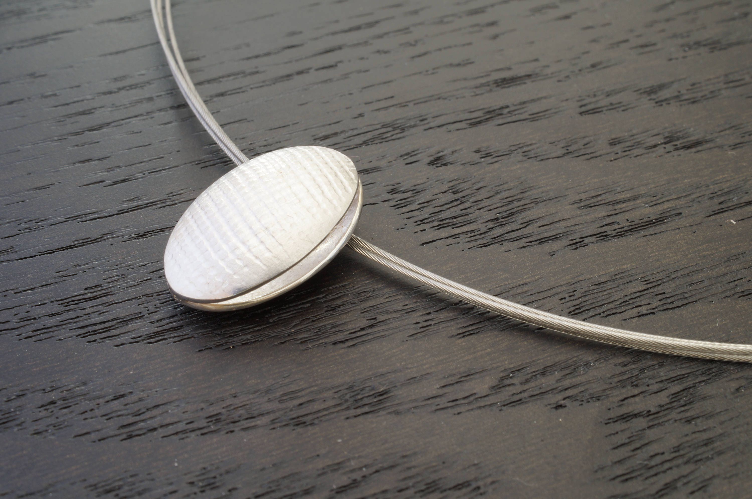 Oval domed silver shell pendant on choker - Image 3