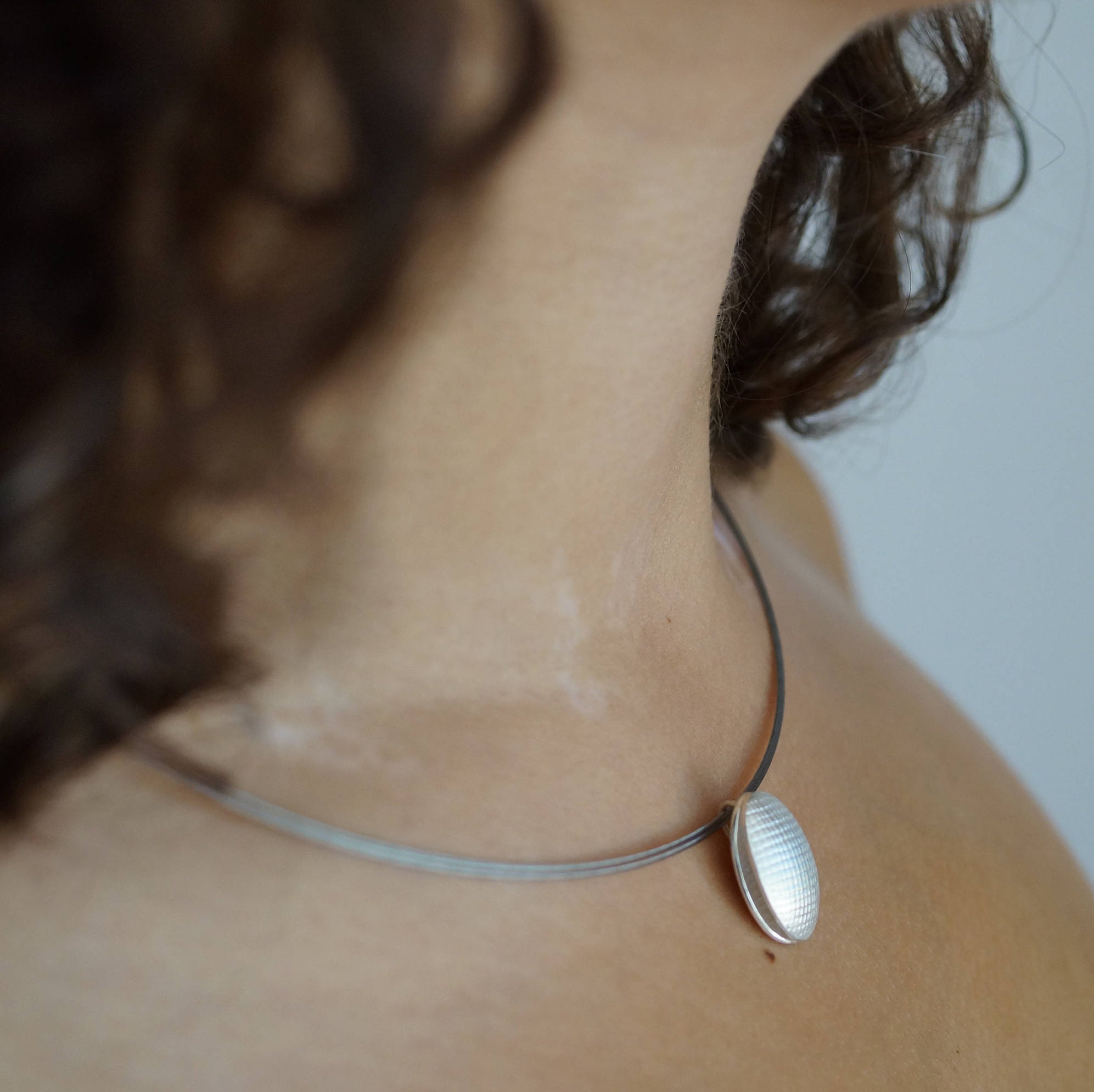Oval domed silver shell pendant on choker - Image 5
