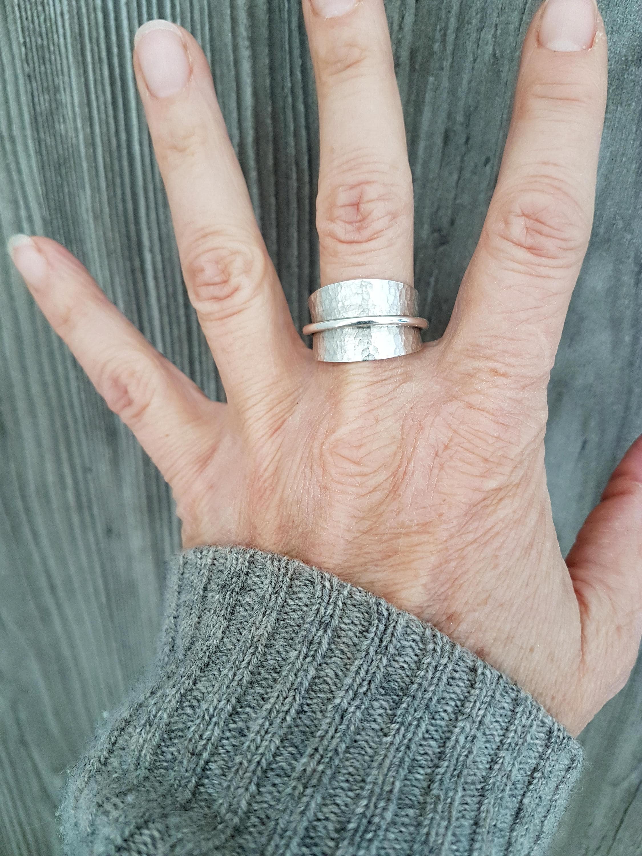 Hammered silver spinner ring with polished band - Image 6