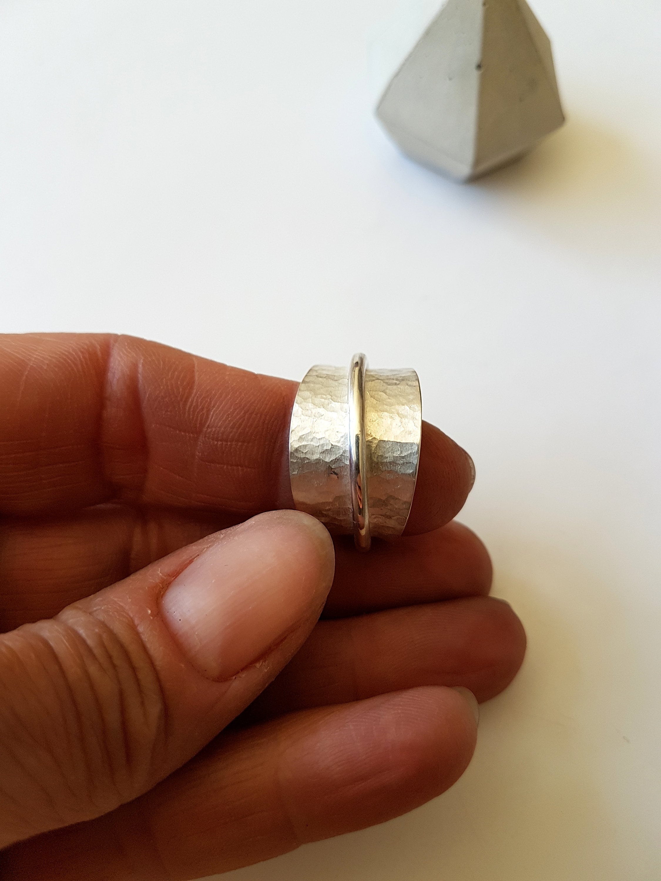 Hammered silver spinner ring with polished band - Image 5