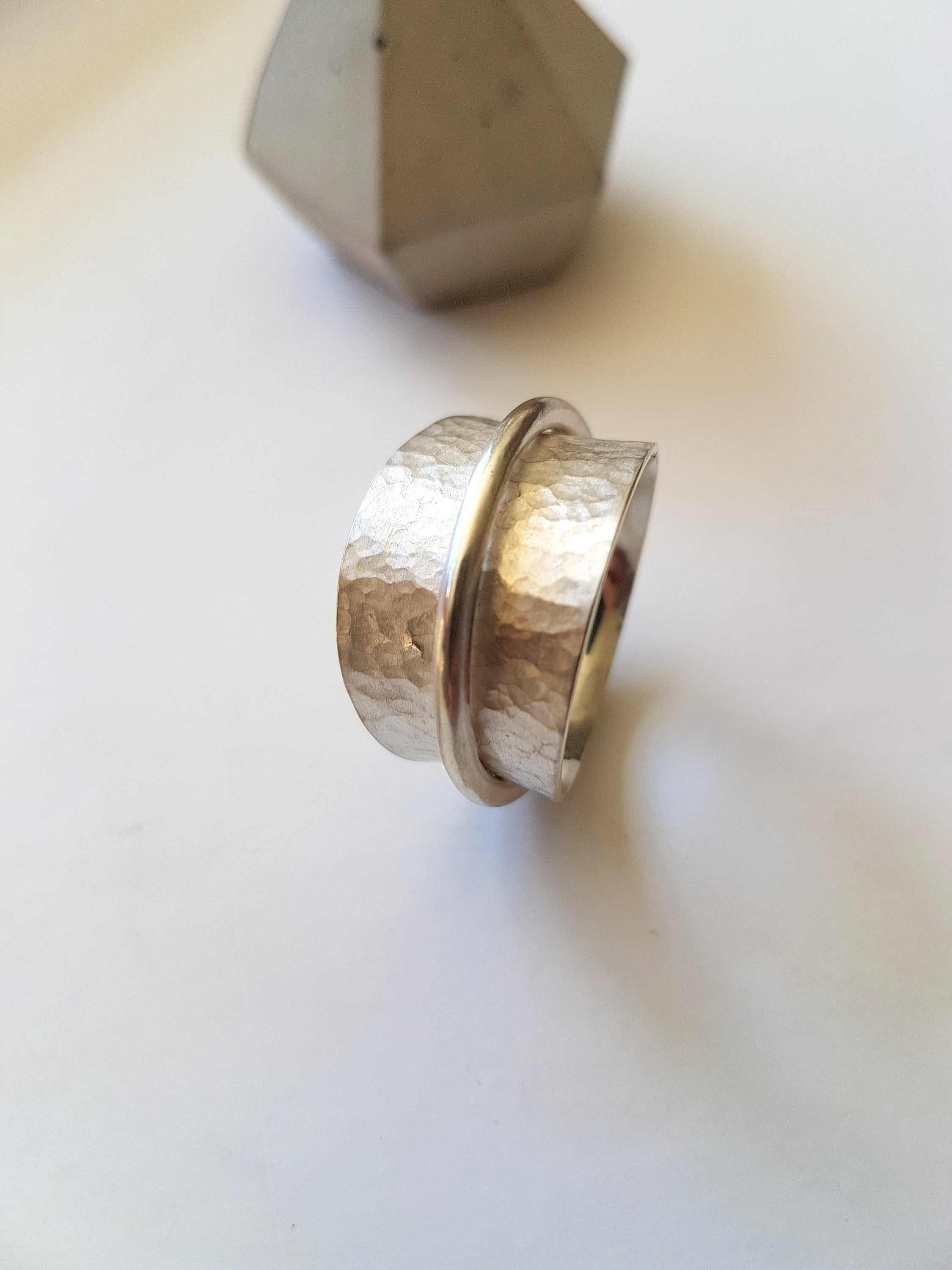 Hammered silver spinner ring with polished band - Image 4