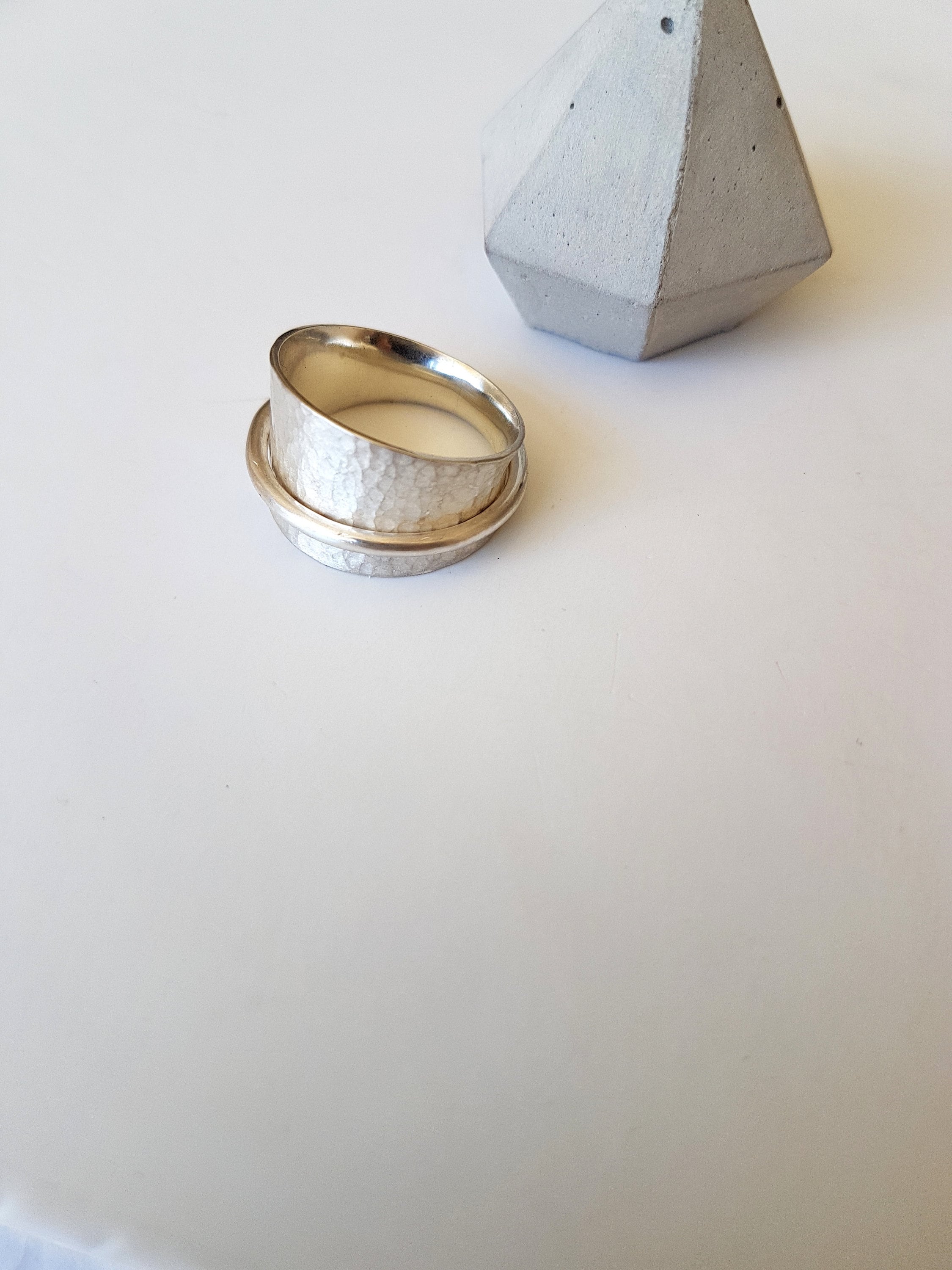 Hammered silver spinner ring with polished band - Image 7