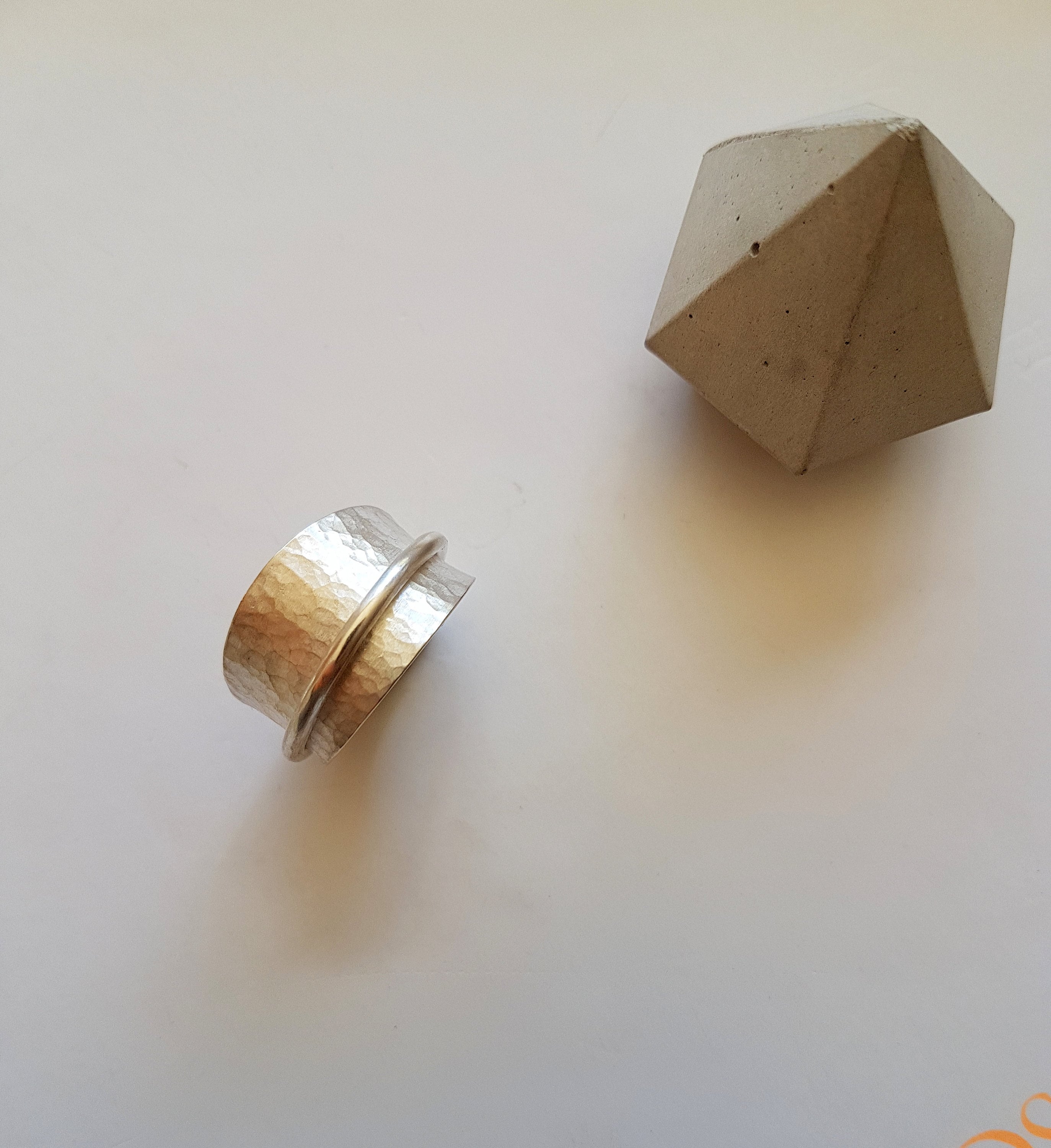 Hammered silver spinner ring with polished band - Image 8