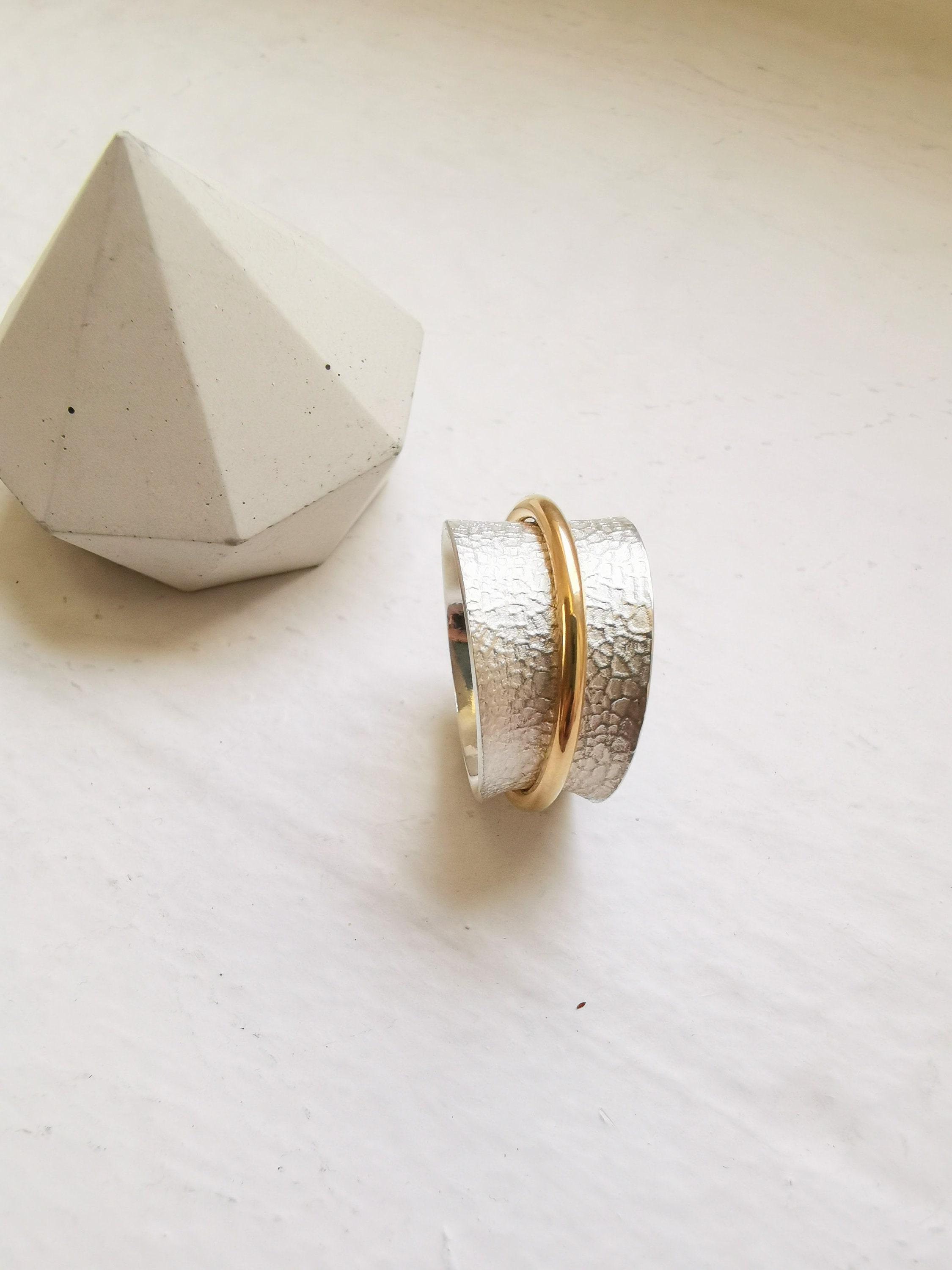 Silver spinner ring with physalis texture - Image 7