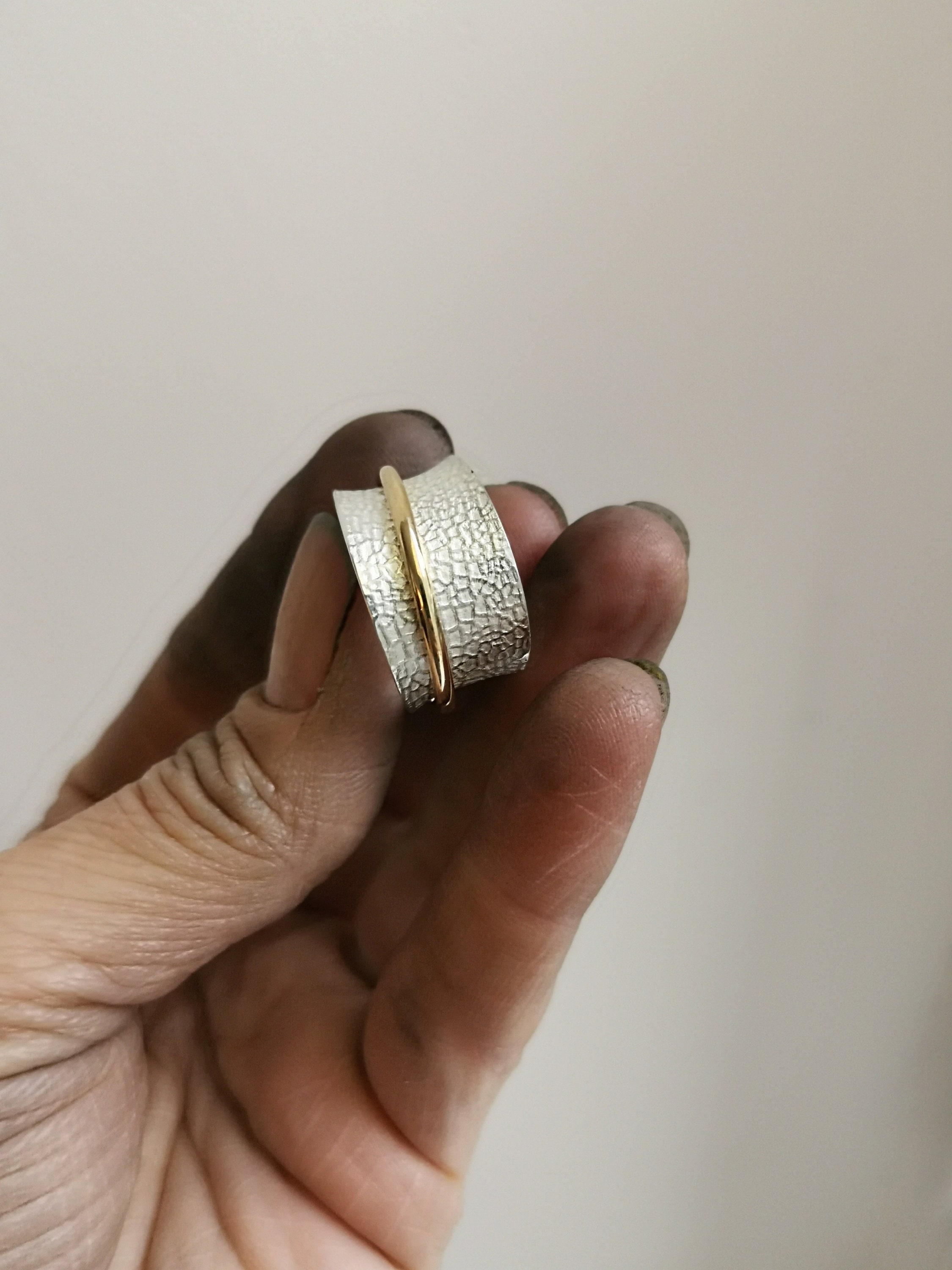 Silver spinner ring with physalis texture - Image 6