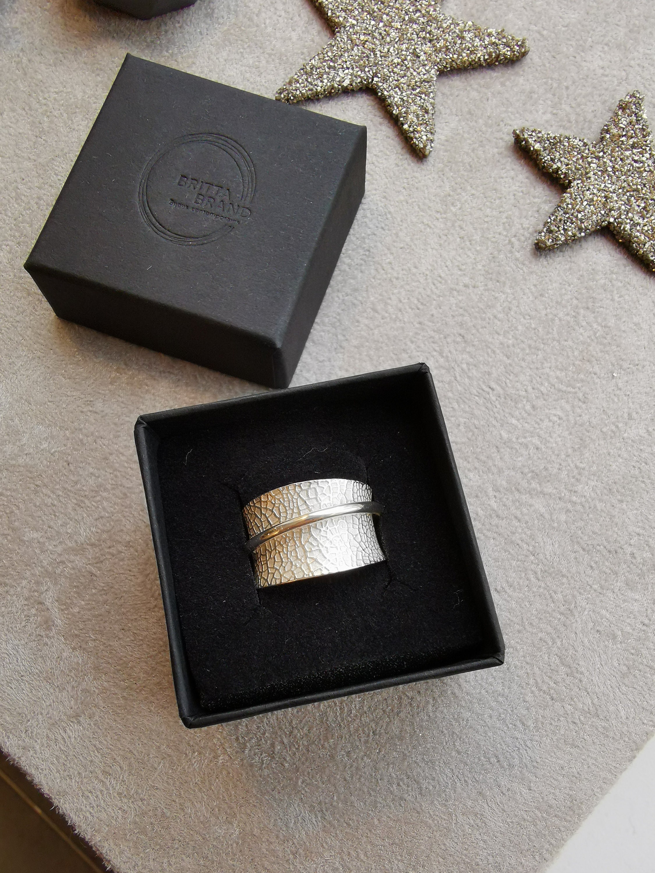 Silver spinner ring with physalis texture - Image 9