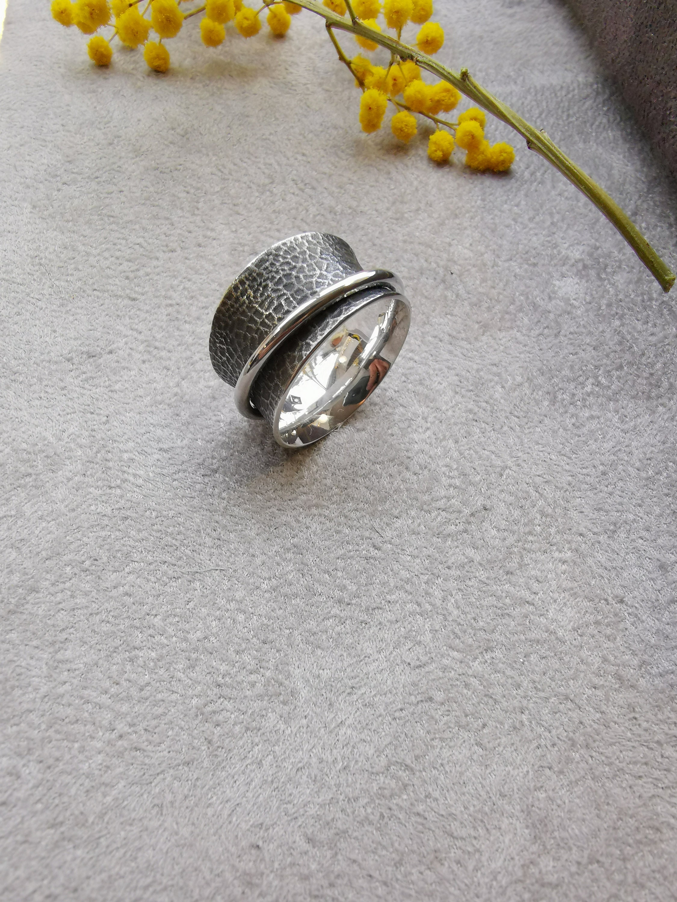 Silver spinner ring with physalis texture - Image 10