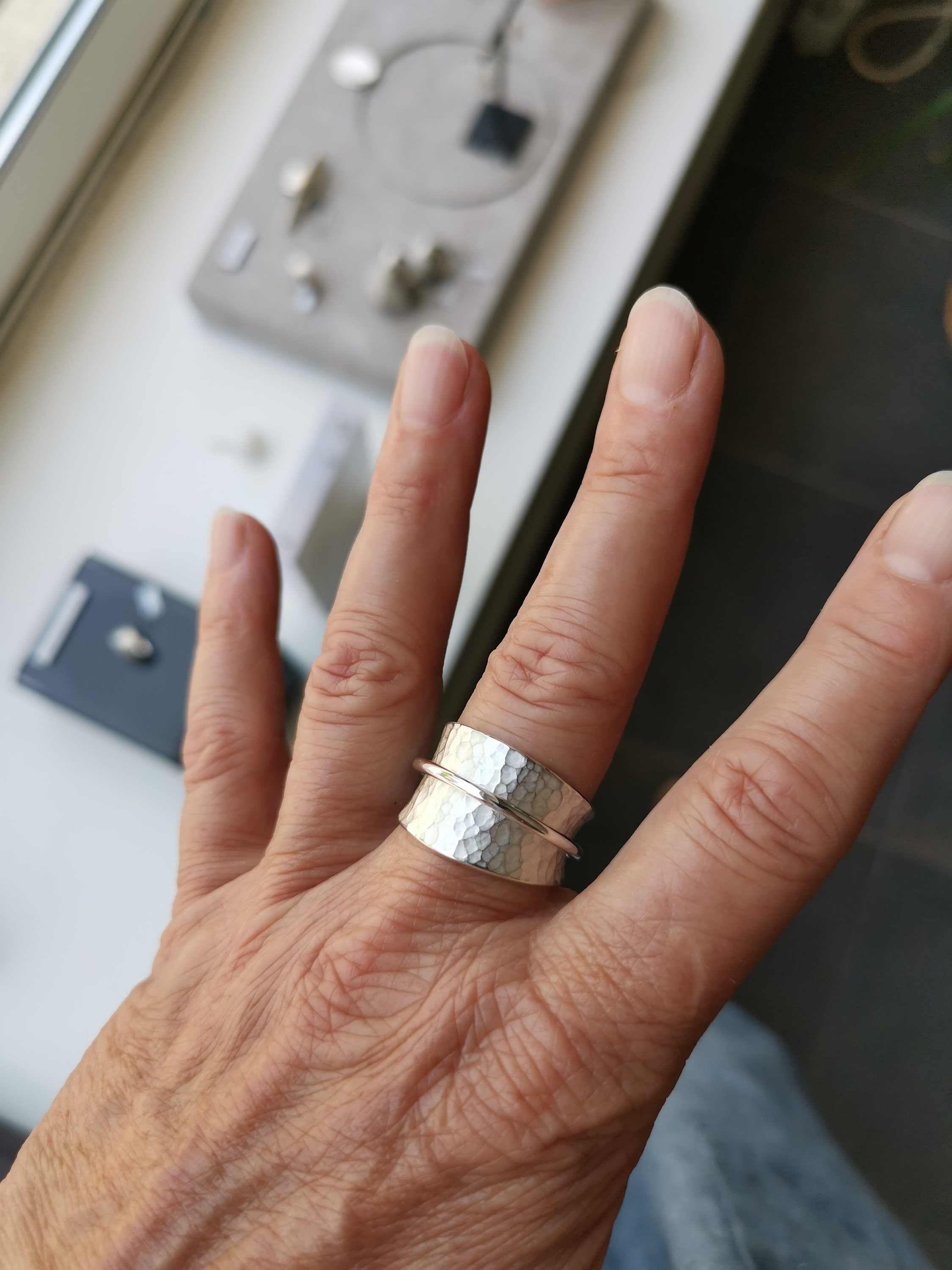 Hammered silver spinner ring with polished band - Image 2