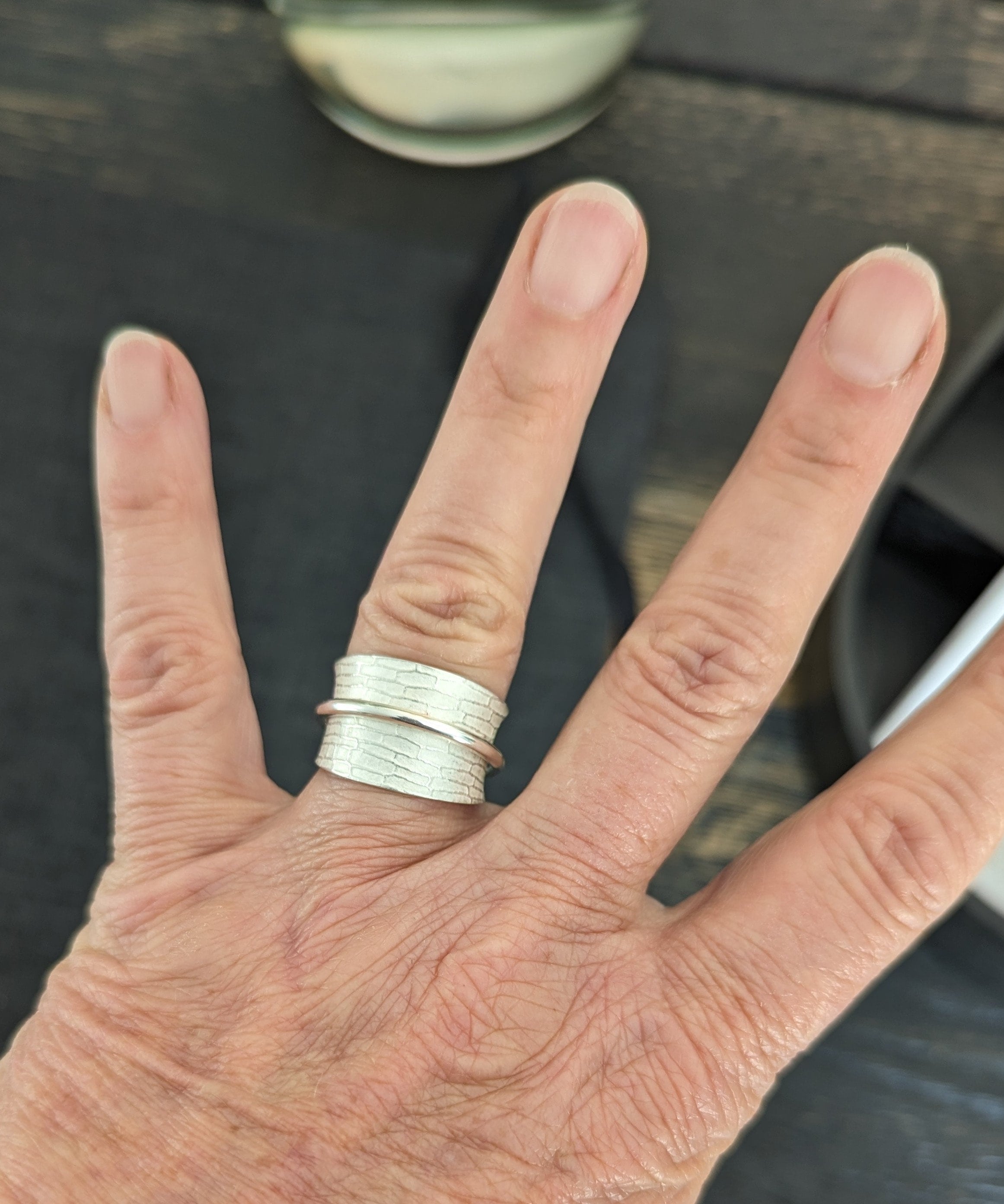 Silver spinner ring with bamboo texture - Image 5