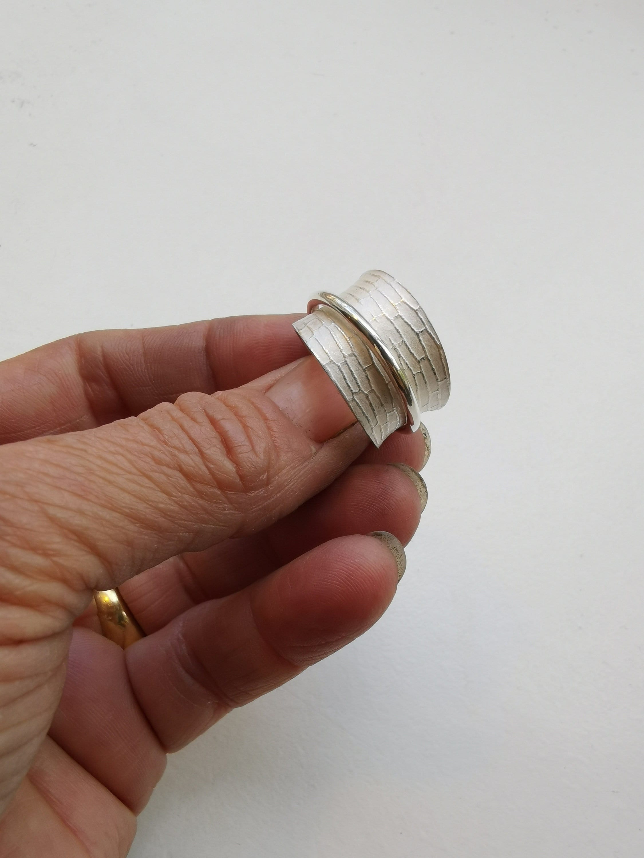 Silver spinner ring with bamboo texture - Image 3