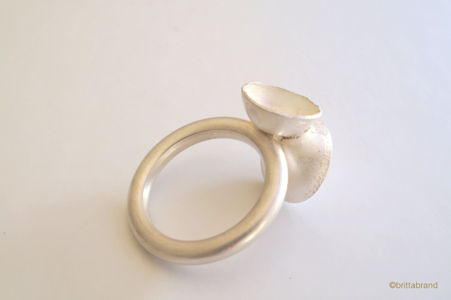 Contemporary sculptural silver ring with reticulated cup - Image 3
