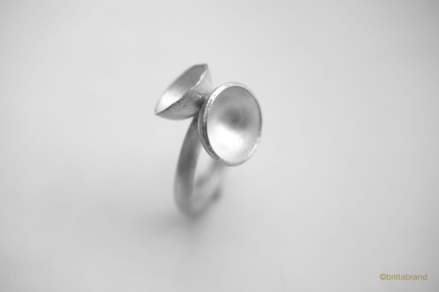 Contemporary sculptural silver ring with reticulated cup - Image 4