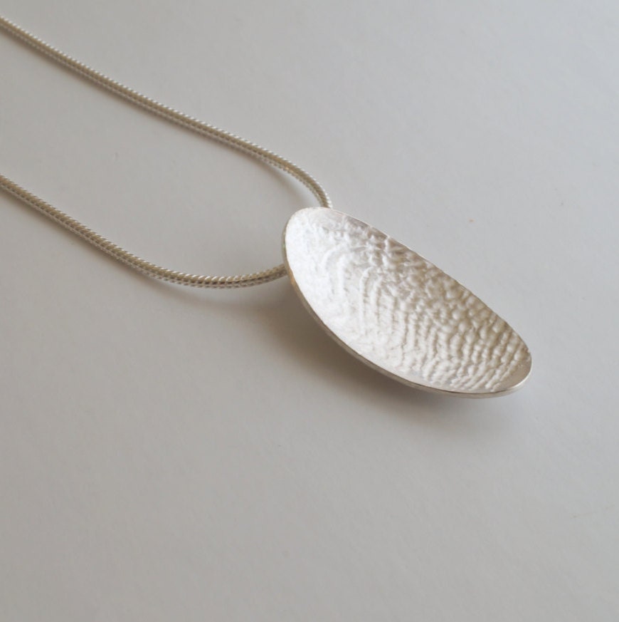 Oval charm pendant in oxidized silver - Image 5