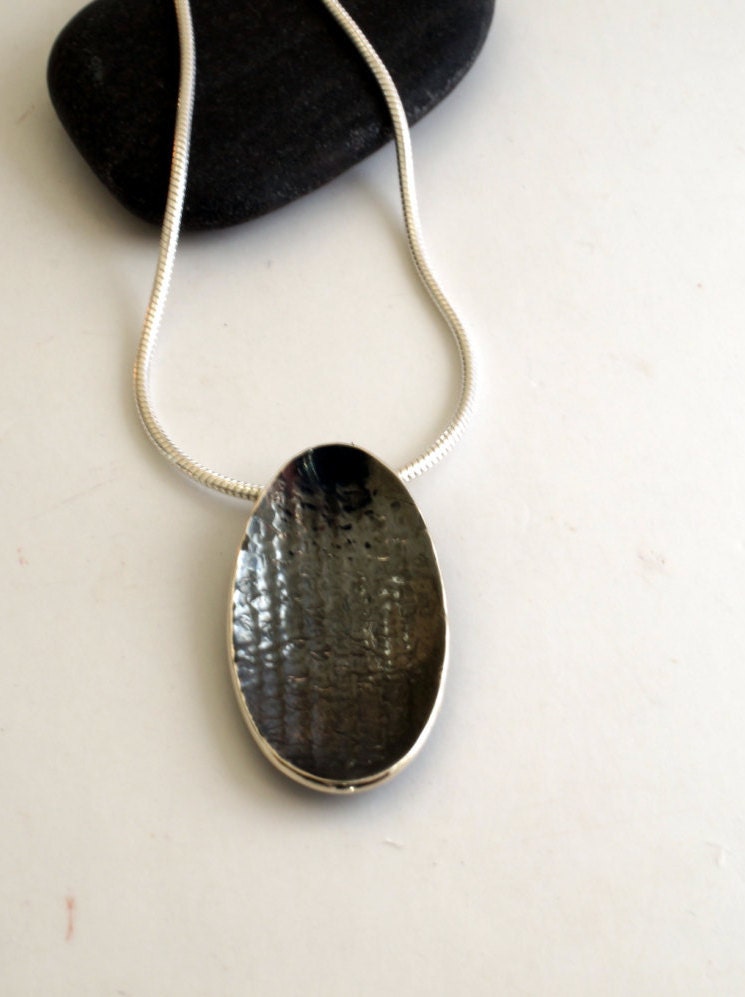 Oval charm pendant in oxidized silver - Image 4
