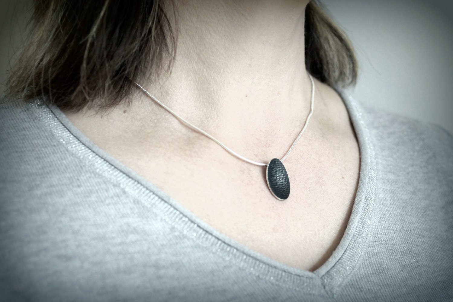 Oval charm pendant in oxidized silver - Image 3