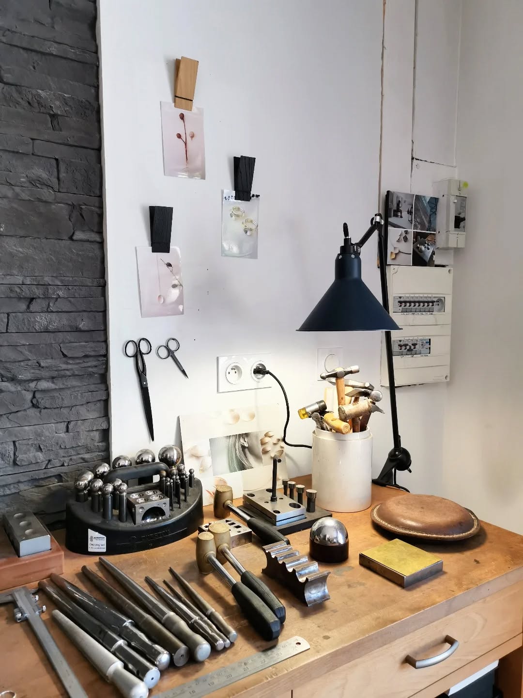 Tools cleared up for the day and ready for tomorrow morning. 
39C is too hot to work 😊, I am going home 💦
.
.
.
#atelier #studio #bijouxcreateur #workshop #tools #bijoucontemporain #uzes #saintsiffret #provence #southoffrance #jewellerymaker #metiersdartoccitanie #atelierdartdefrance #schmuck #metiersdart