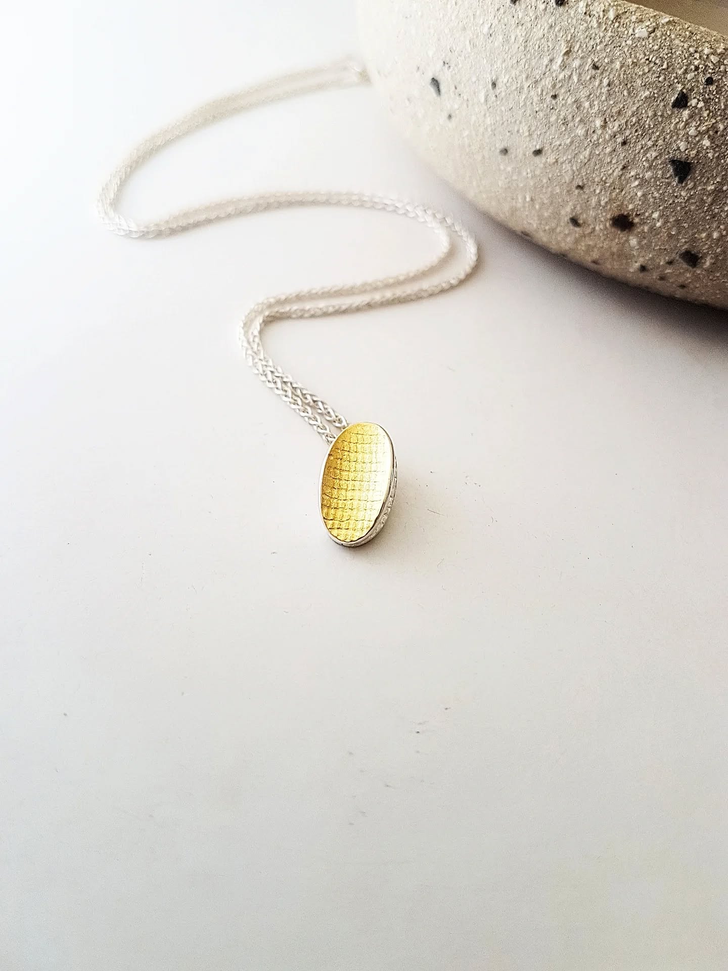 Jeu de lumière et texture...
.
.
.
#pendent #goldjewelry #handmade #texture #bijoux #schmuck #metiersdartoccitanie #crafts #artisanatdart #metiersdart #atelierdartdefrance #uzes #stsiffret #jewellery #savoirfaire #pendentif