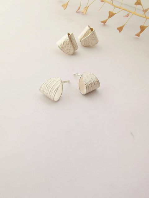 Nouvelle vitrine est présentée à la @maisondesartisansdart.
La galerie reouvre ses portes aujourd'hui pour la nouvelle saison 😊.
.
.
.
#uzes #metiersdart #metiersdartoccitanie #artisanatdart
#bijoux