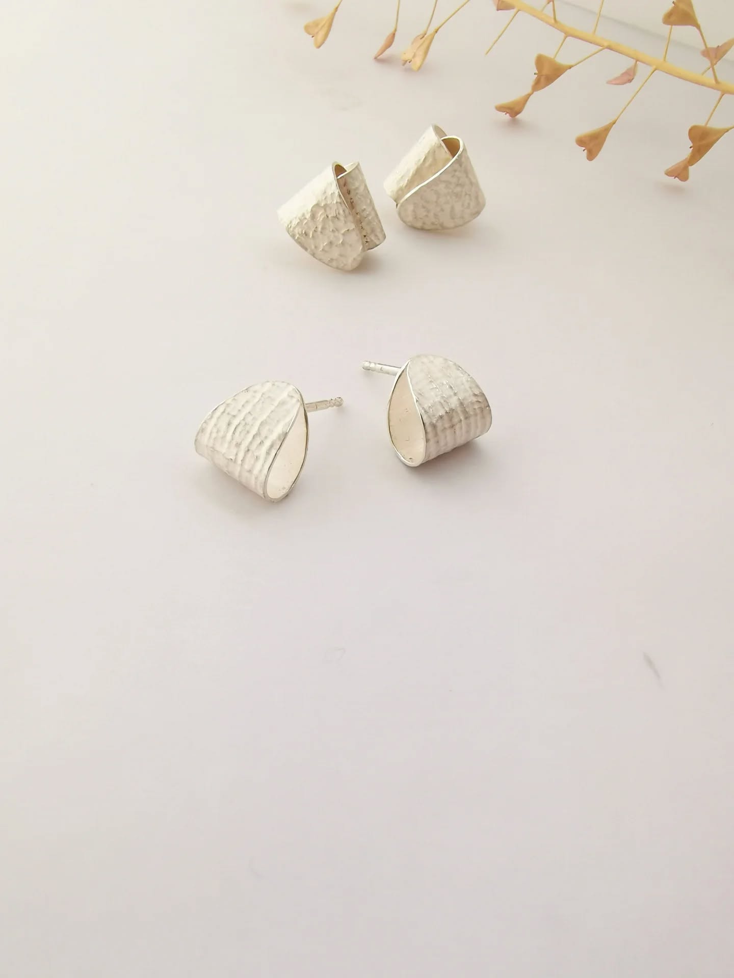 Nouvelle vitrine est présentée à la @maisondesartisansdart.
La galerie reouvre ses portes aujourd'hui pour la nouvelle saison 😊.
.
.
.
#uzes #metiersdart #metiersdartoccitanie #artisanatdart
#bijoux